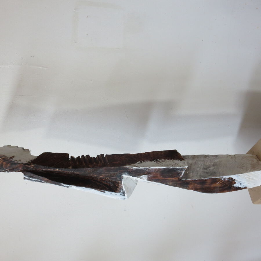 Gunther Gerlach, Stabfigur, 2019, Lärchenholz, geflämmt u. weiß bemalt, 110x13x13 cm